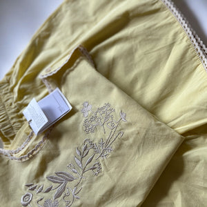 【キッズ夏服】女の子用ノースリーブ刺繍トップス&ショートパンツの上下セット|爽やかなイエロー×花柄刺繍がかわいい子供服セットアップ。通気性の良い綿素材で暑い季節にぴったり。お出かけやデイリー使いにおすすめのナチュラルコーデ