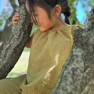 ノースリーブのレトロなキッズセットアップ