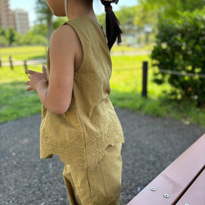 ノースリーブのレトロなキッズセットアップ