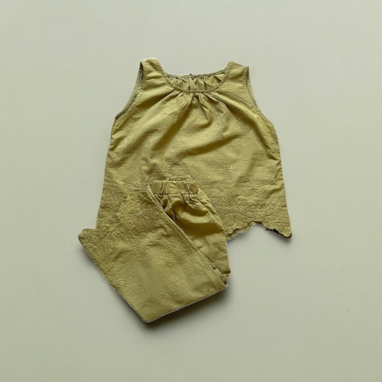 ノースリーブのレトロなオリーブ色キッズセットアップ