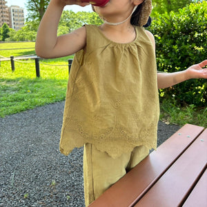 ノースリーブのレトロなキッズセットアップ