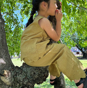 ノースリーブのレトロなキッズセットアップ