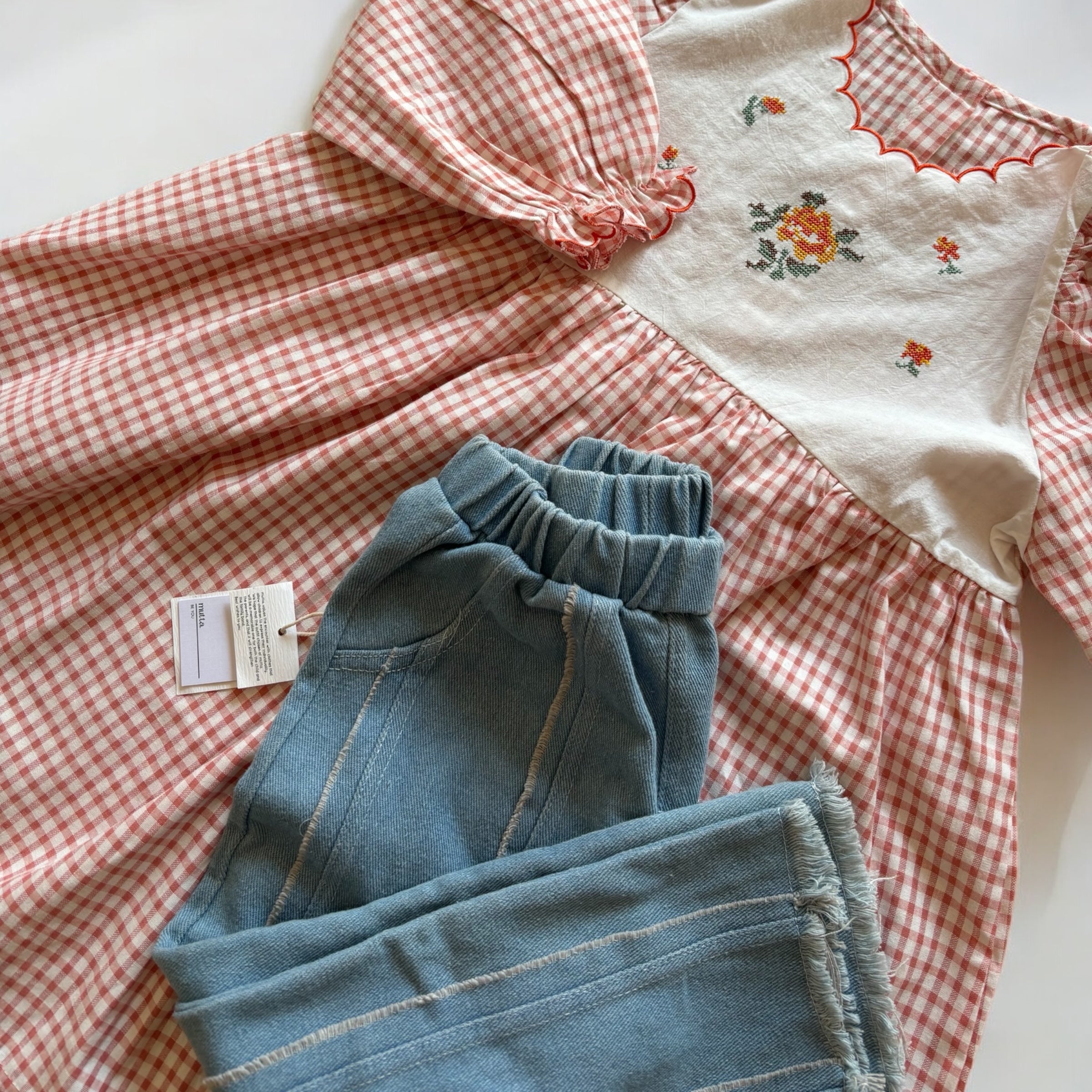 まだ朝晩ひんやり。 今の時期にちょうどいい、mutta.のレトロでやさしいこども服