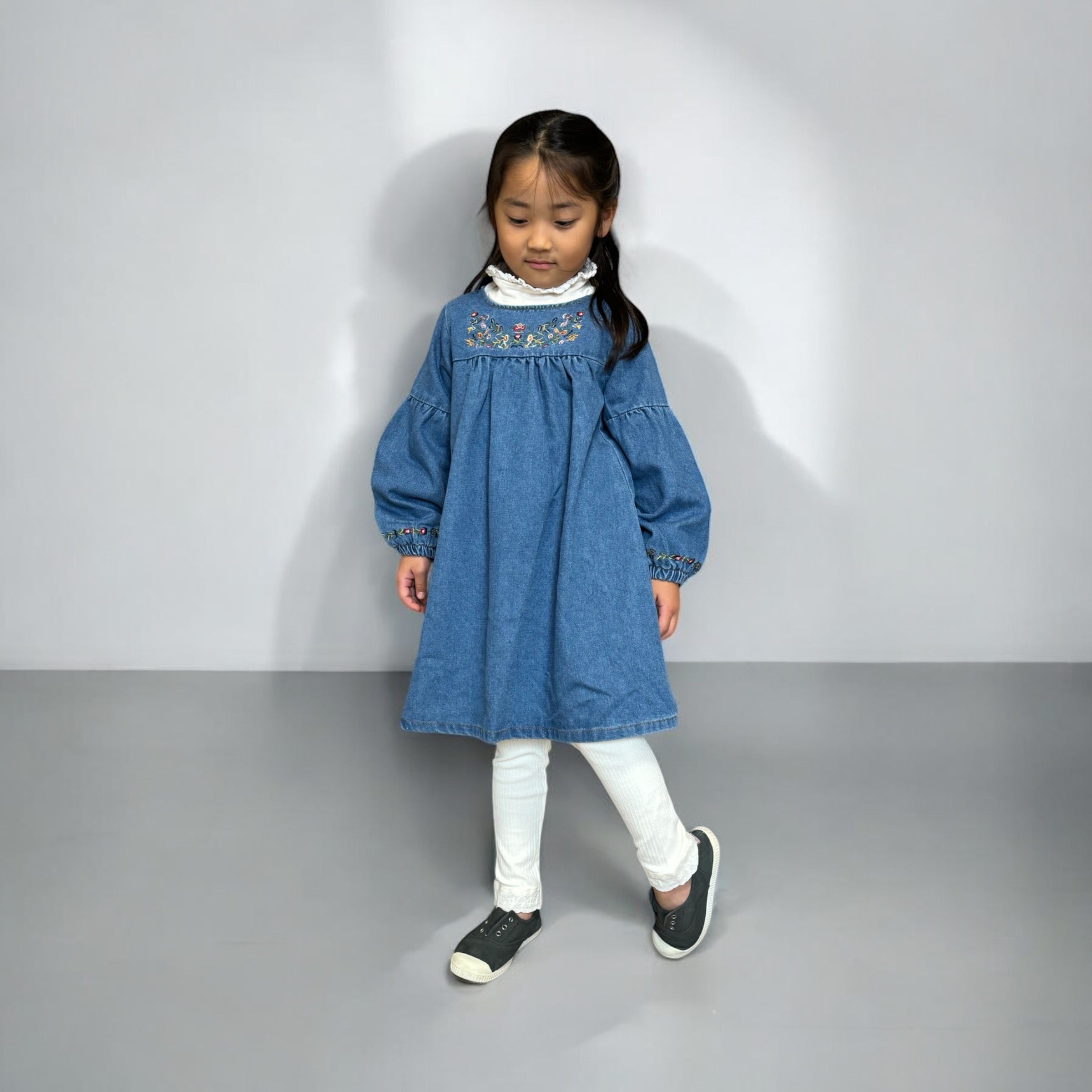 女の子のレトロでシックな秋冬向けの刺繍入りのデニムワンピース