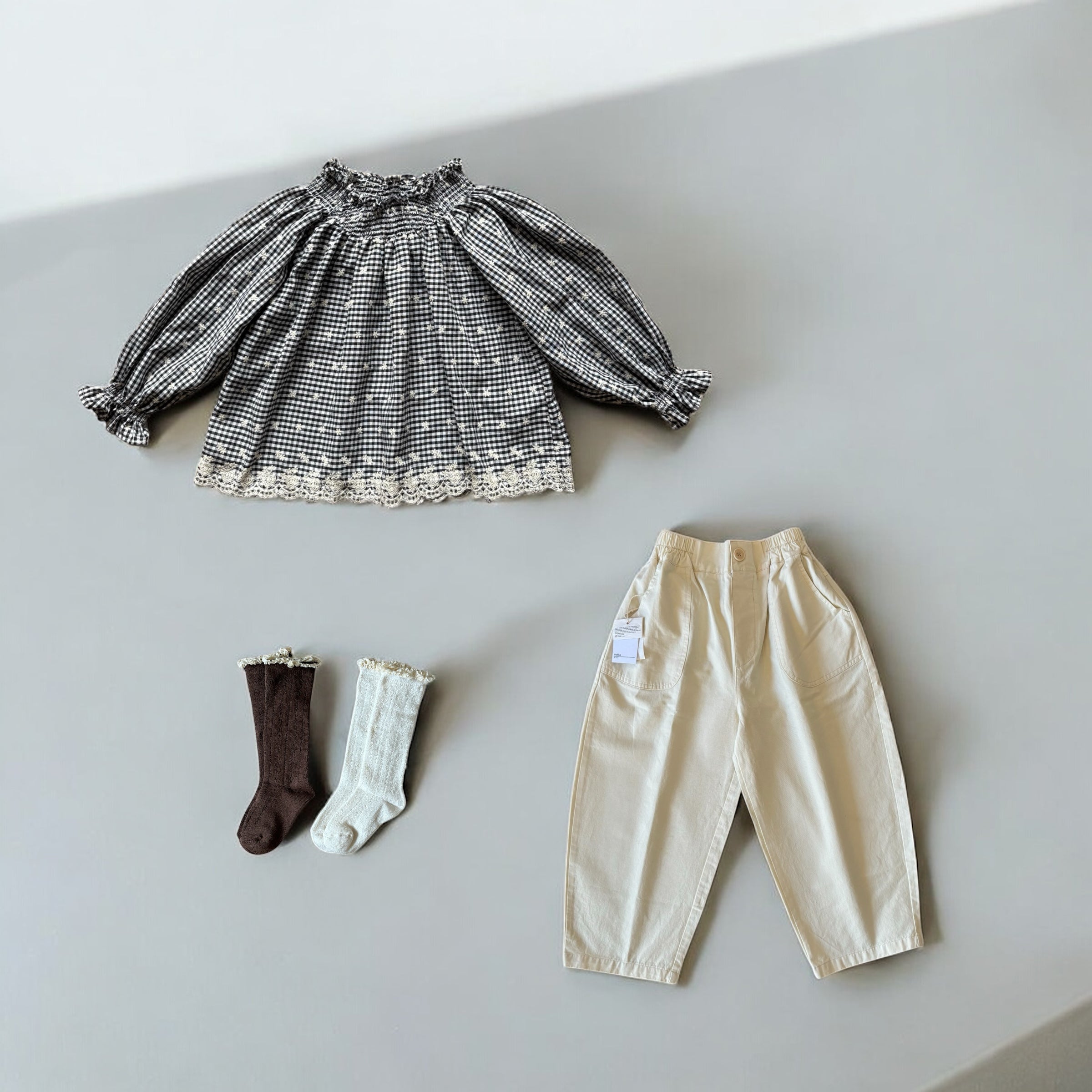 mutta. ギンガムチェック上下セットアップ 女の子 キッズ 長袖ブラウスとフリルパンツ レース使いが上品なおしゃれ服
