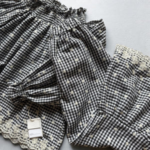 mutta. ギンガムチェック上下セットアップ 女の子 キッズ 長袖ブラウスとフリルパンツ レース使いが上品なおしゃれ服