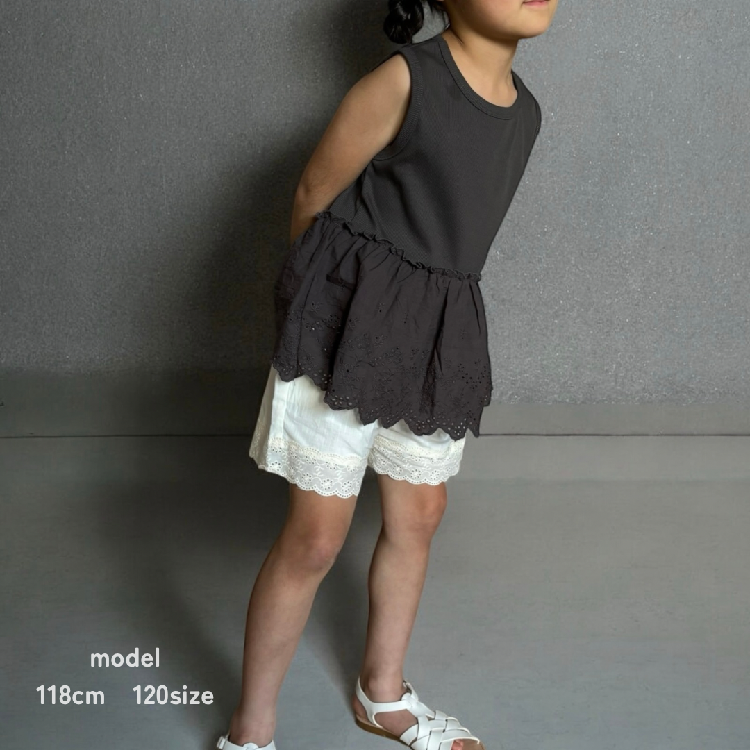 女の子用、レースフリル付きノースリーブトップス。涼しげなコットン素材で、夏のおしゃれにぴったりな子供服アイテム。