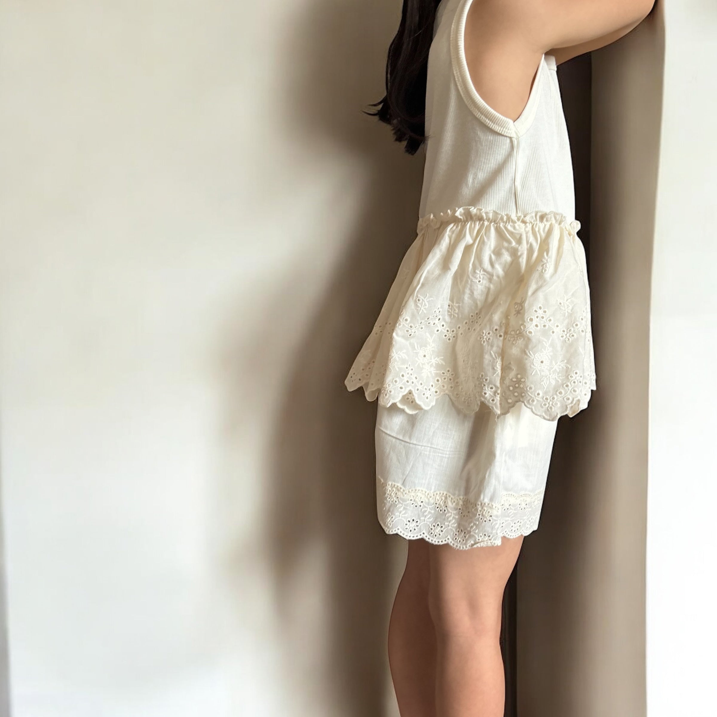 女の子用、レースフリル付きノースリーブトップス。涼しげなコットン素材で、夏のおしゃれにぴったりな子供服アイテム。