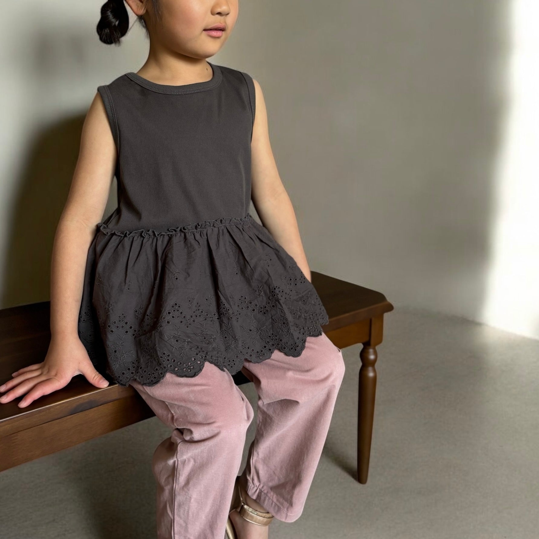女の子用、レースフリル付きノースリーブトップス。涼しげなコットン素材で、夏のおしゃれにぴったりな子供服アイテム。