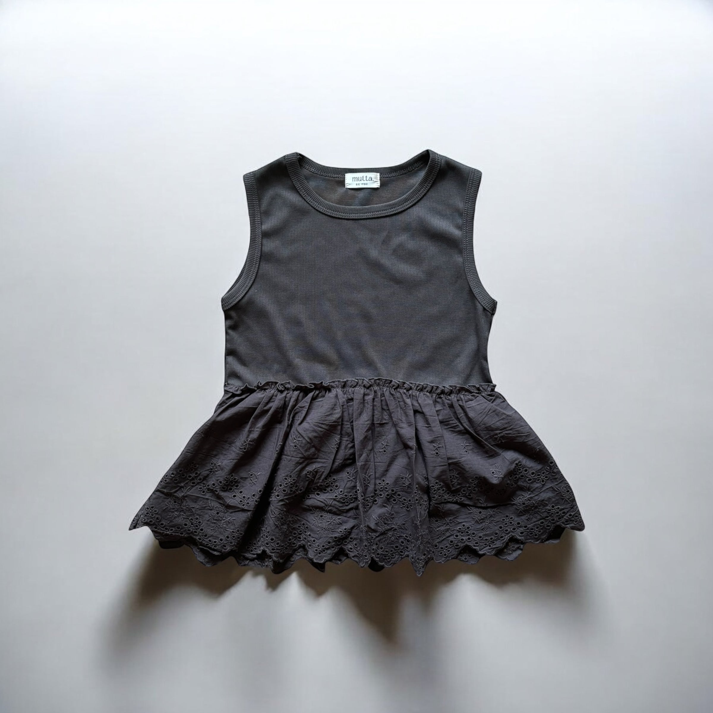 女の子用、レースフリル付きノースリーブトップス。涼しげなコットン素材で、夏のおしゃれにぴったりな子供服アイテム。