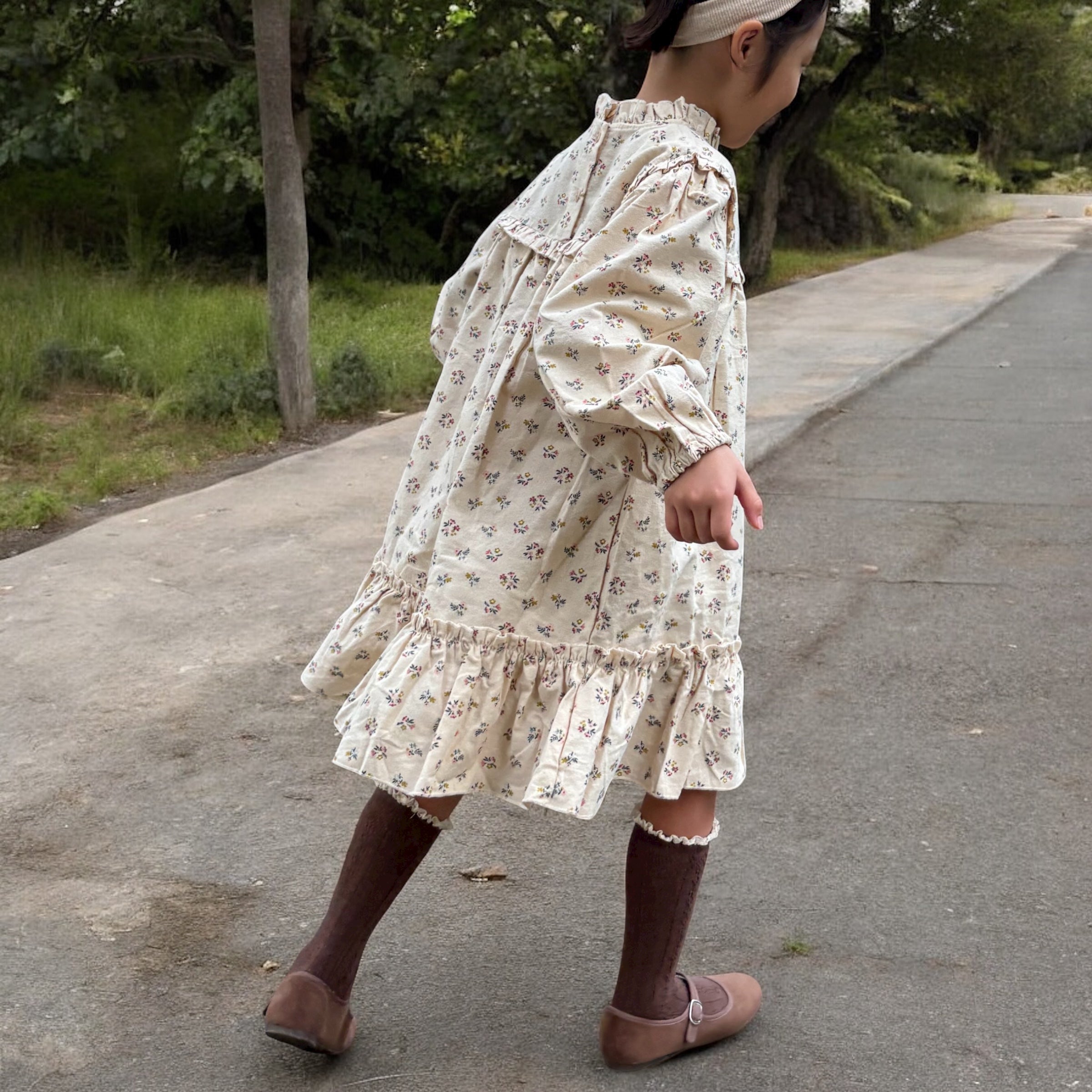 mutta.の女の子向けの秋冬ワンピース。愛らしい小花柄をちりばめた上品なベージュカラーワンピース