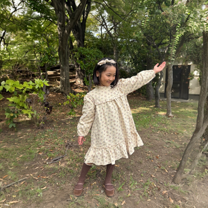 mutta.の女の子向けの秋冬ワンピース。愛らしい小花柄をちりばめた上品なベージュカラーワンピース