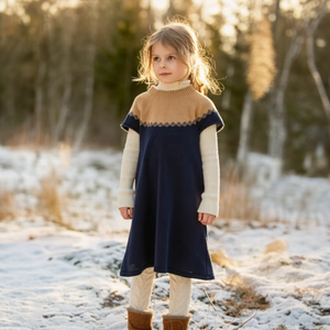 キャメルとネイビーの上品な配色が印象的な半袖ニットワンピース。秋冬のお出かけや記念日にも似合うクラシカルな1着。