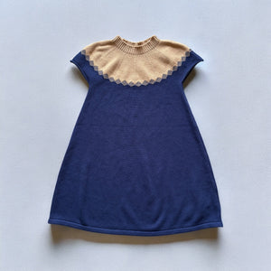 キャメルとネイビーの上品な配色が印象的な半袖ニットワンピース。秋冬のお出かけや記念日にも似合うクラシカルな1着。