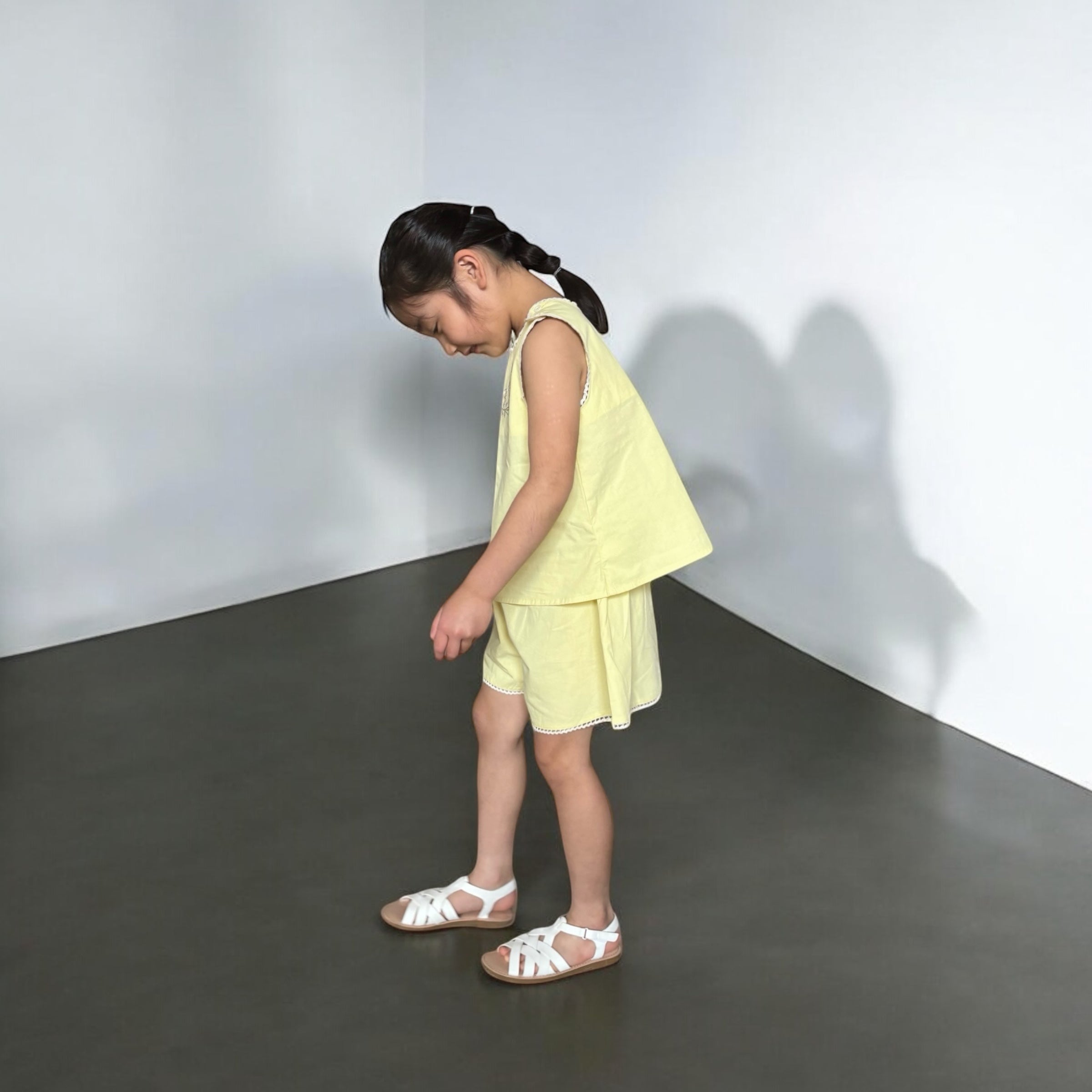 【キッズ夏服】女の子用ノースリーブ刺繍トップス＆ショートパンツの上下セット｜爽やかなイエロー×花柄刺繍がかわいい子供服セットアップ。通気性の良い綿素材で暑い季節にぴったり。お出かけやデイリー使いにおすすめのナチュラルコーデ