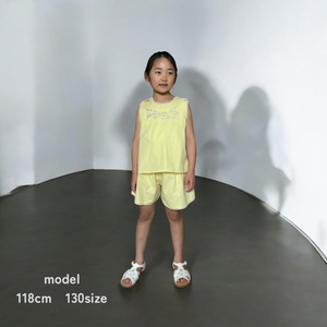 【キッズ夏服】女の子用ノースリーブ刺繍トップス＆ショートパンツの上下セット｜爽やかなイエロー×花柄刺繍がかわいい子供服セットアップ。通気性の良い綿素材で暑い季節にぴったり。お出かけやデイリー使いにおすすめのナチュラルコーデ
