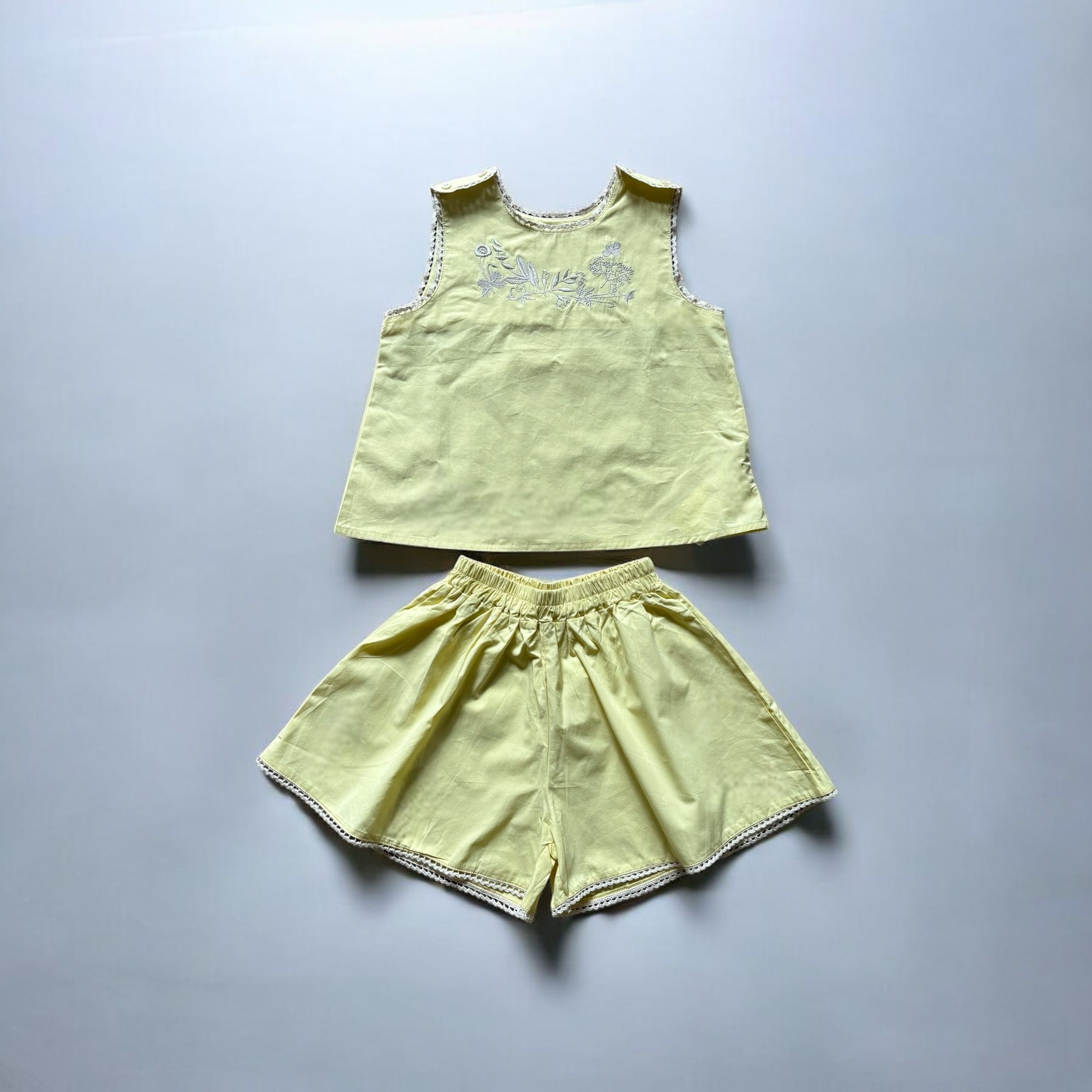 【キッズ夏服】女の子用ノースリーブ刺繍トップス＆ショートパンツの上下セット｜爽やかなイエロー×花柄刺繍がかわいい子供服セットアップ。通気性の良い綿素材で暑い季節にぴったり。お出かけやデイリー使いにおすすめのナチュラルコーデ