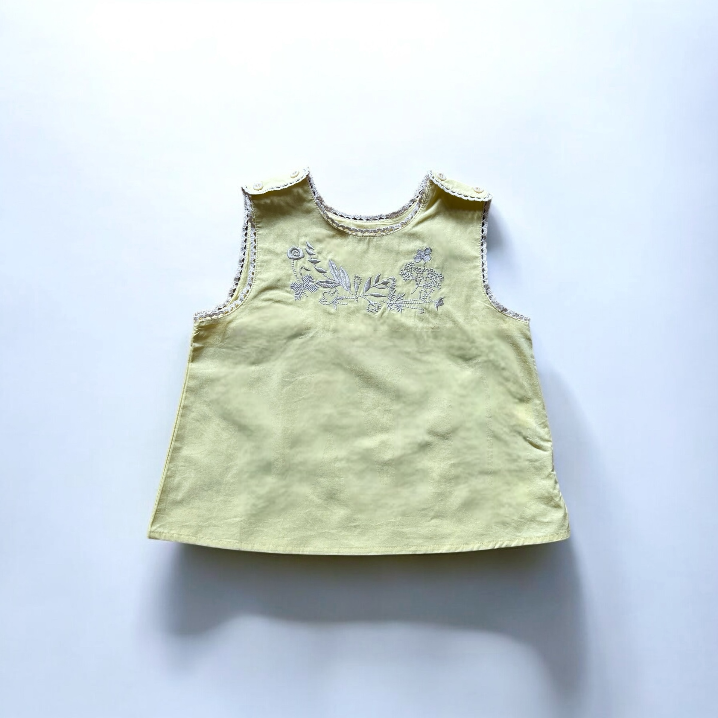 【キッズ夏服】女の子用ノースリーブ刺繍トップス＆ショートパンツの上下セット｜爽やかなイエロー×花柄刺繍がかわいい子供服セットアップ。通気性の良い綿素材で暑い季節にぴったり。お出かけやデイリー使いにおすすめのナチュラルコーデ