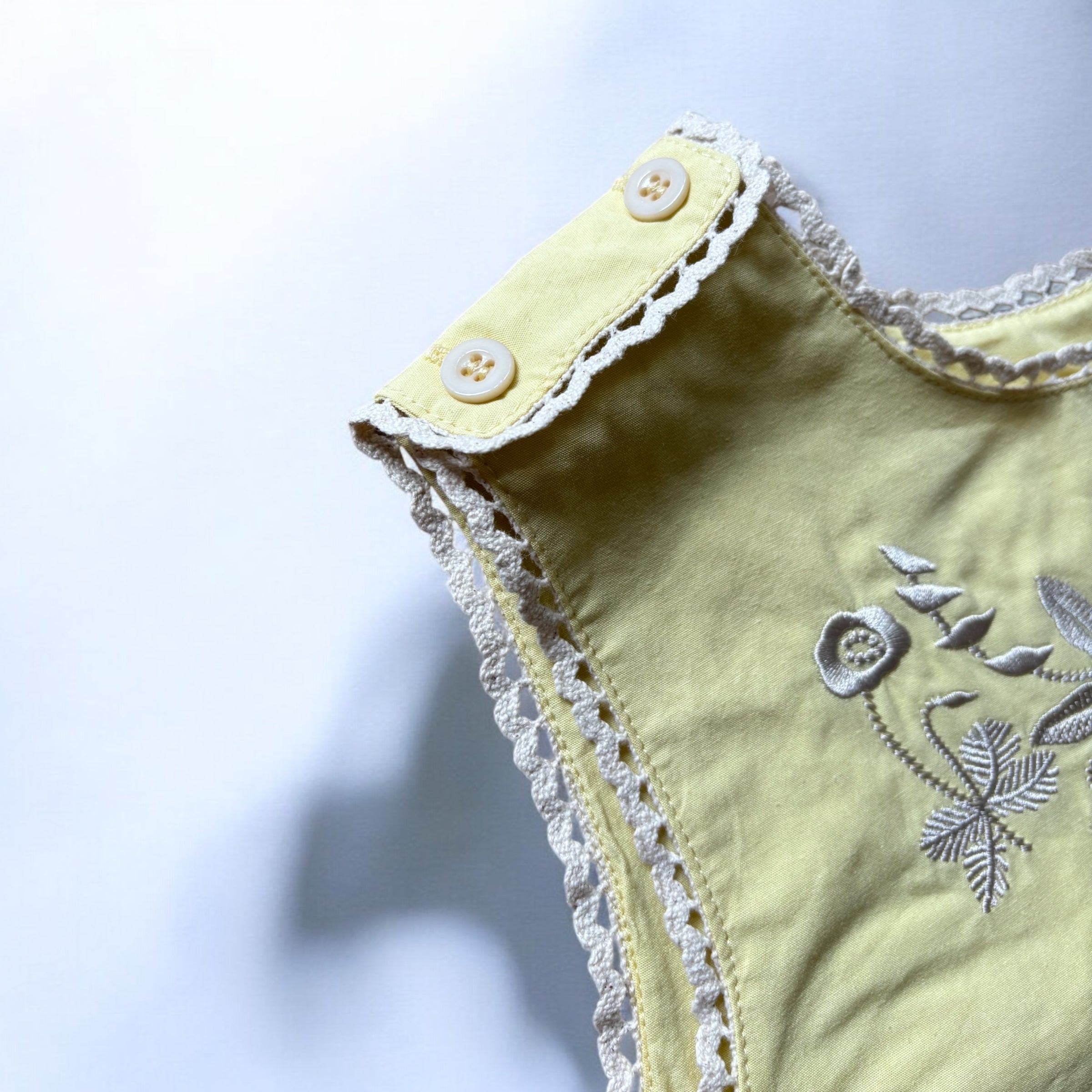 【キッズ夏服】女の子用ノースリーブ刺繍トップス＆ショートパンツの上下セット｜爽やかなイエロー×花柄刺繍がかわいい子供服セットアップ。通気性の良い綿素材で暑い季節にぴったり。お出かけやデイリー使いにおすすめのナチュラルコーデ