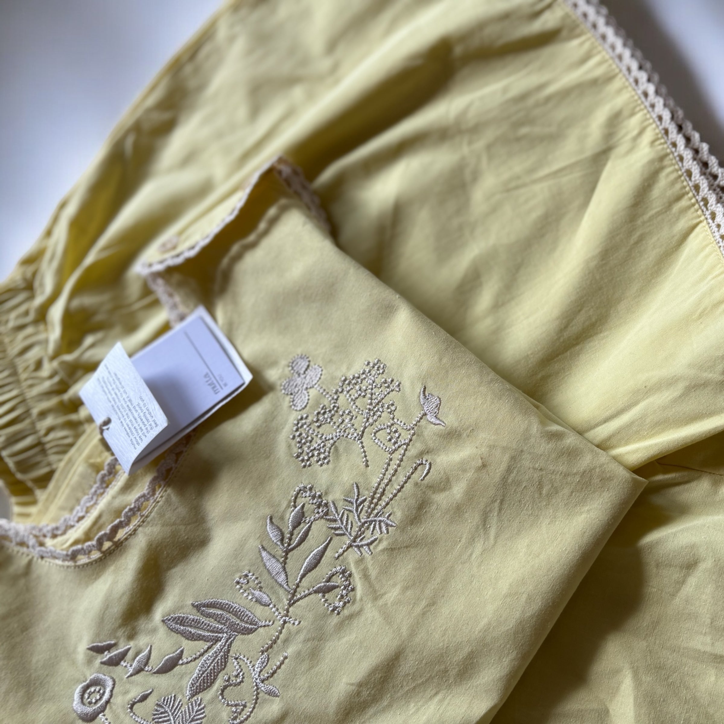 【キッズ夏服】女の子用ノースリーブ刺繍トップス＆ショートパンツの上下セット｜爽やかなイエロー×花柄刺繍がかわいい子供服セットアップ。通気性の良い綿素材で暑い季節にぴったり。お出かけやデイリー使いにおすすめのナチュラルコーデ