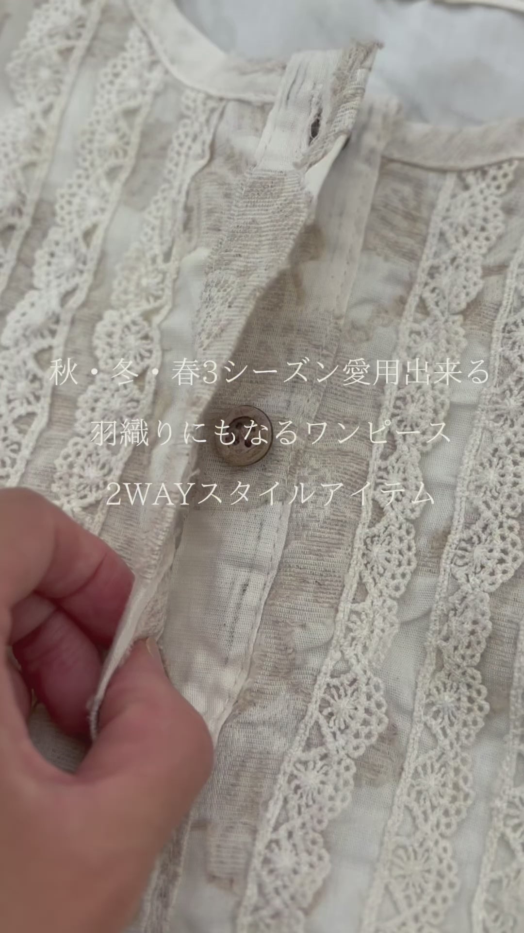 女の子のレトロでシックな秋冬向けの花柄ワンピース❘アイボリー