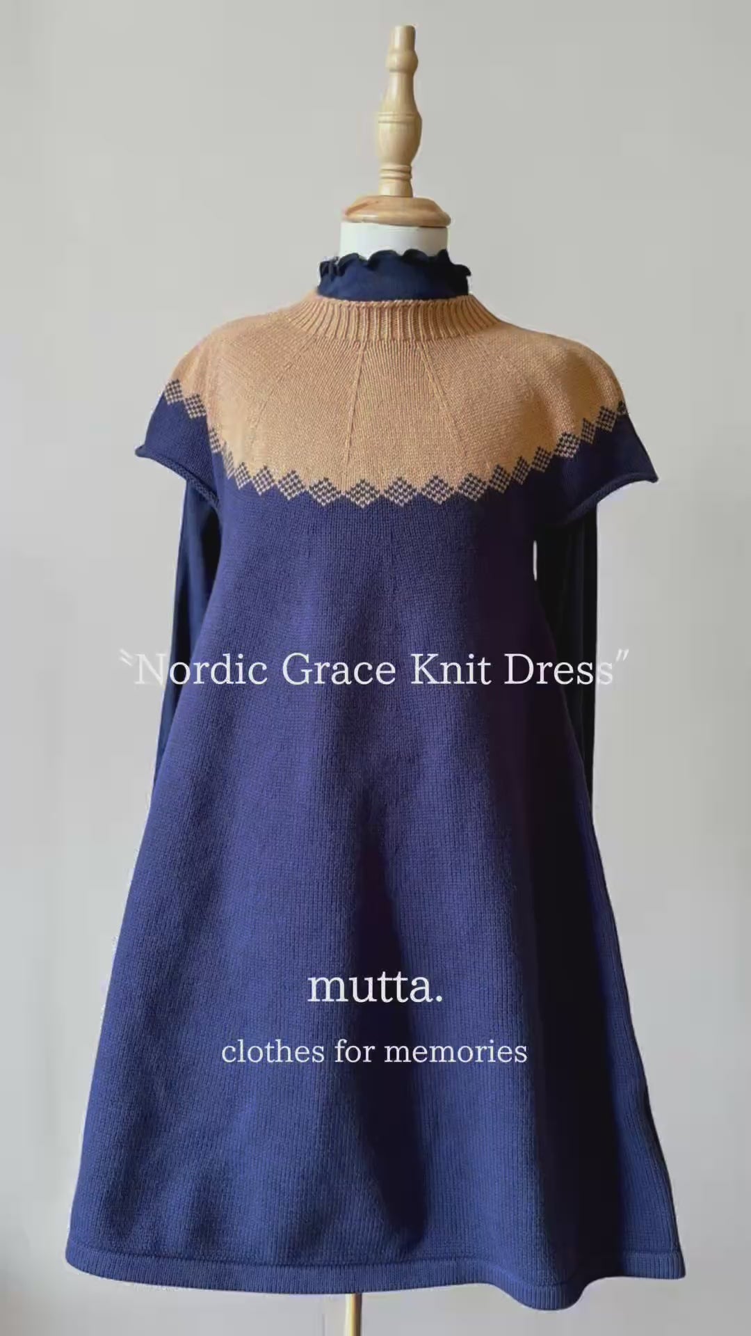 キャメルとネイビーの上品な配色が印象的な半袖ニットワンピース。秋冬のお出かけや記念日にも似合うクラシカルな1着。