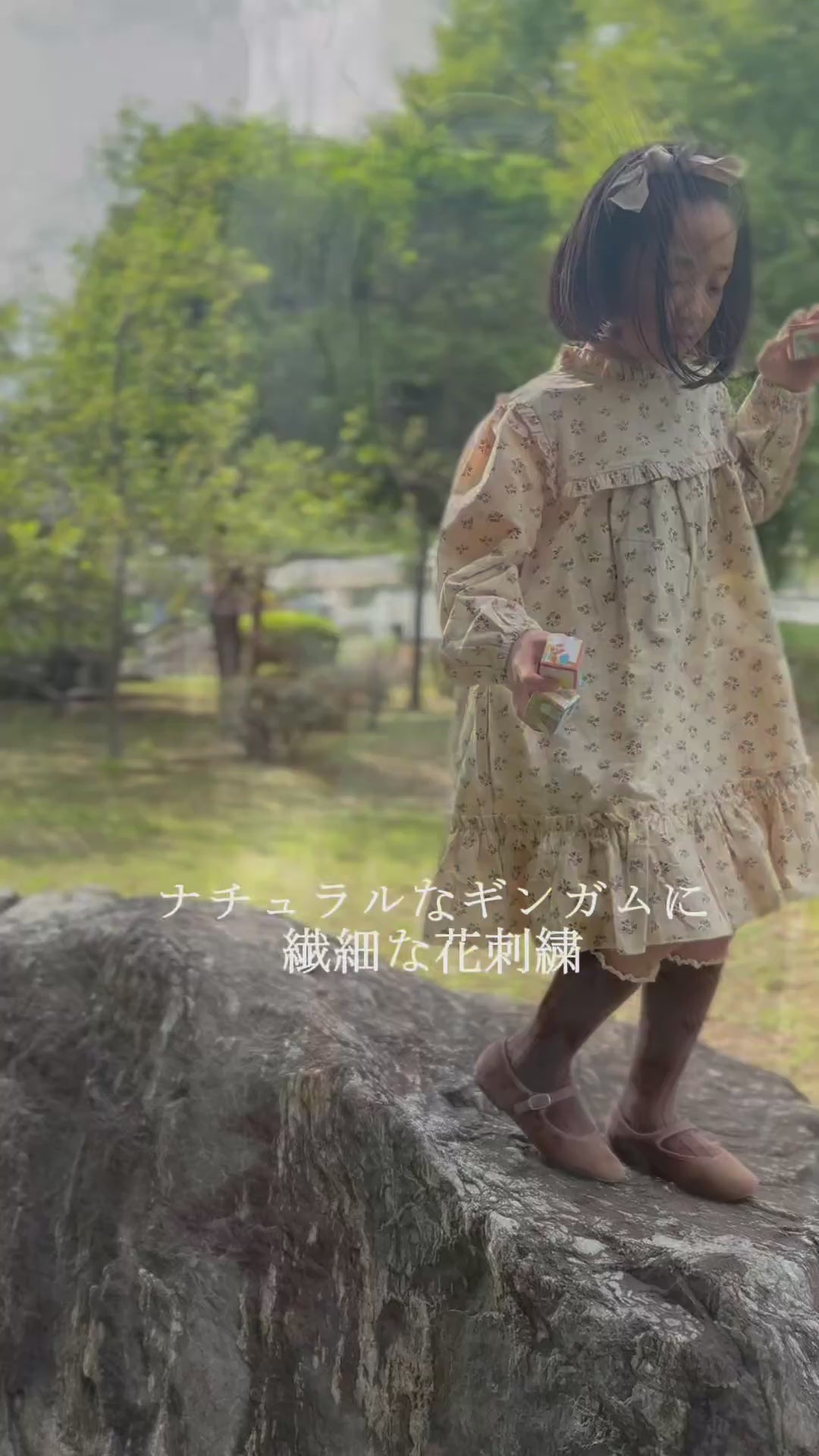 mutta.の女の子向けの秋冬ワンピース。愛らしい小花柄をちりばめた上品なベージュカラーワンピース